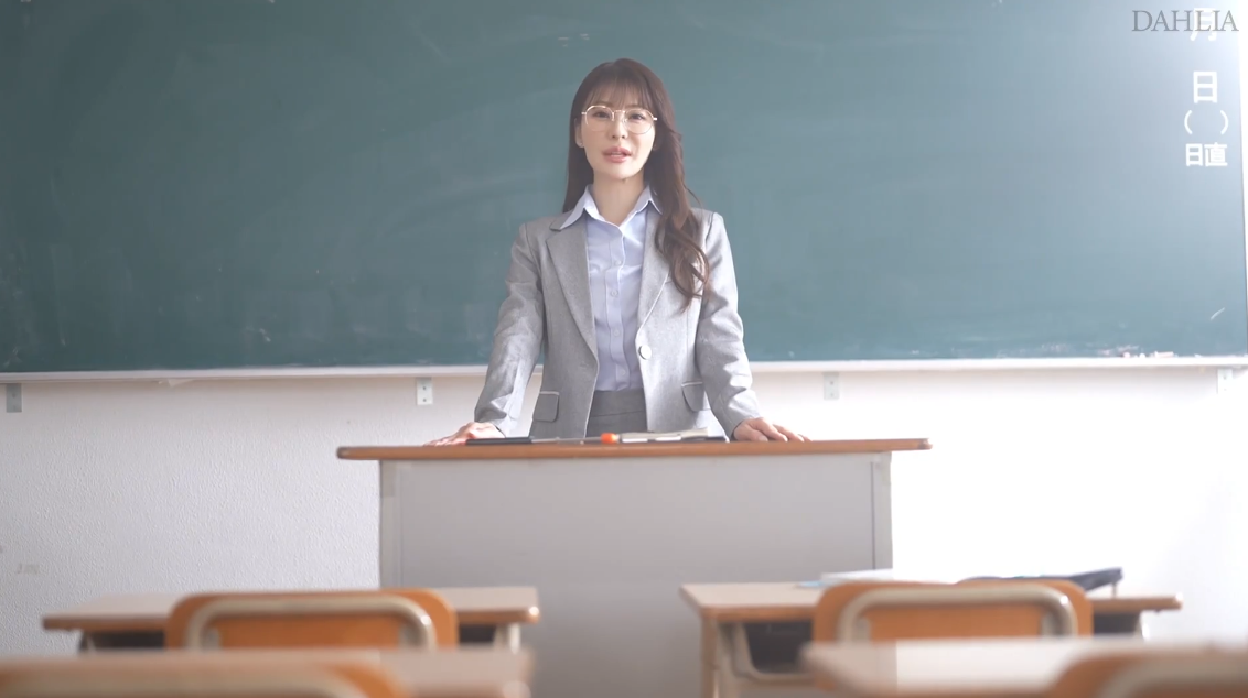 หนัง x japan ครูสาวแว่นสายหื่นช่วยชักว่าวด้วยมือ DLDSS-433 1